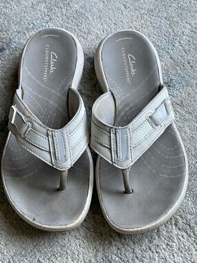 Clark’s Cloud Steppers Cloudsteppers flip flops Size
Size 7